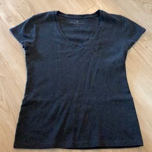 2/20 🧡 Banana Republic Grey V Neck T